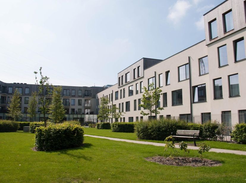 Deze assistentieflat heeft alles wat uw hartje begeert: een mooie leefruimte met zicht op de binnentuin,  een moderne open keuken, een grote badkamer