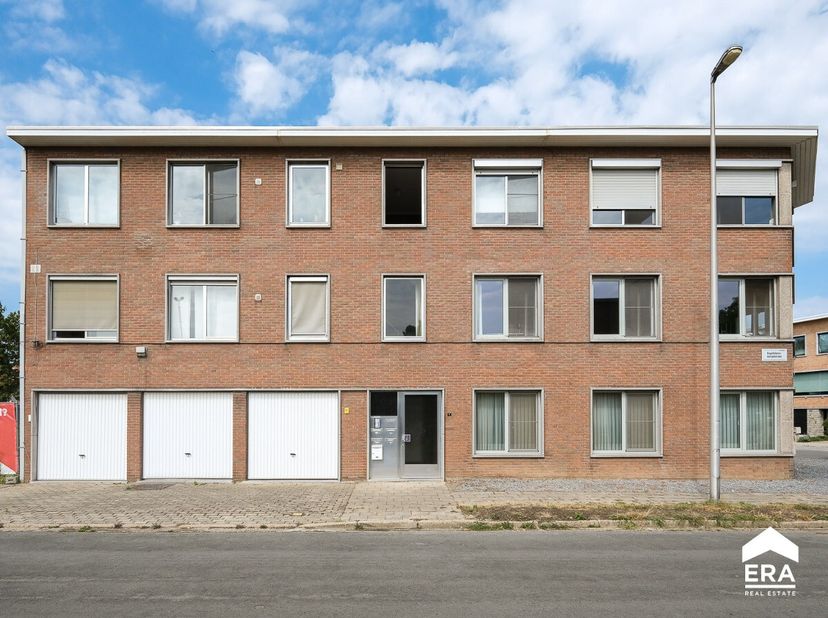 Dit gerenoveerd appartement met 1 slaapkamer, tuintje en ruime garage, is gelegen binnen de grote ring van Hasselt. Voor meer informatie ga naar: http
