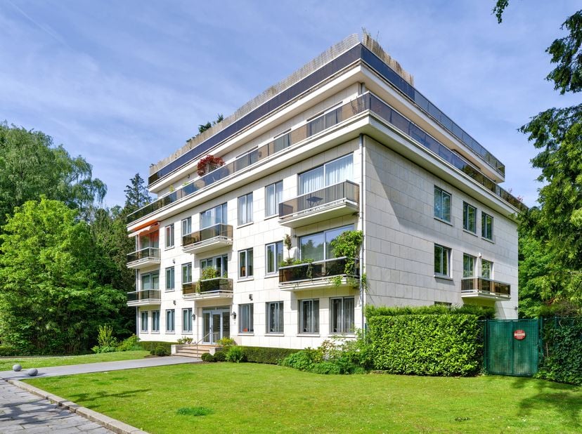 Vlak bij het Bois de la Cambre: prachtig appartement met drie zijgevels op de 2e verdieping van 3 in een klein, stijlvol appartementencomplex, ontworp