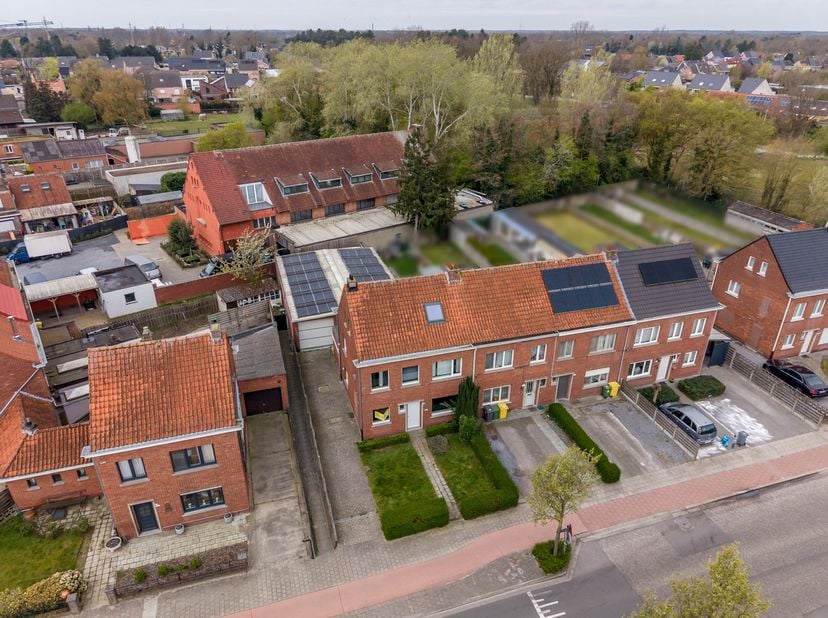 Verder op te frissen woning met hal van 140 m²! <br />
Deze woning biedt unieke mogelijkheden voor een zelfstandige of hobbyist die aan huis wil stock