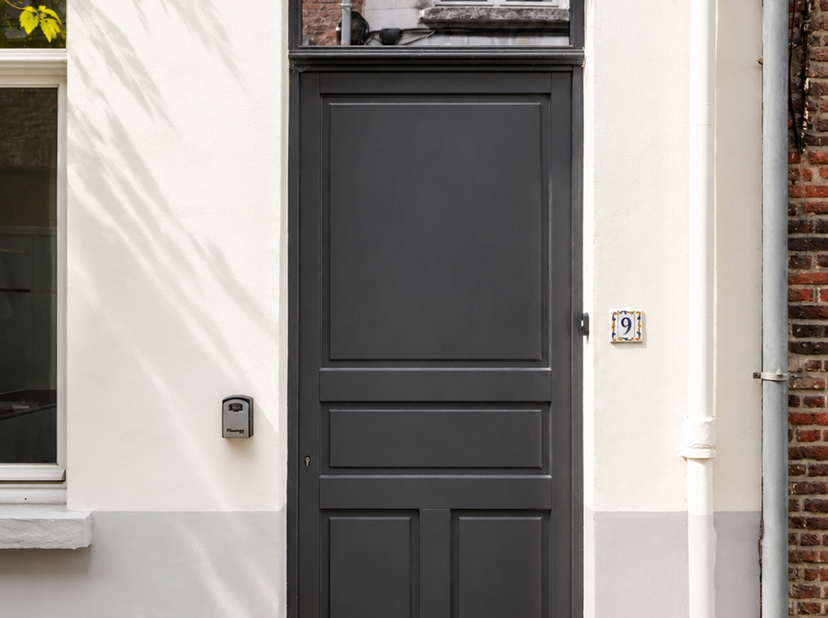 Ligging<br />
Gelegen in de Wellingstraat aan de Oude Houtlei te Gent. Een makkelijke verbinding met het openbaar vervoer.<br />
Indeling<br />
Het ge