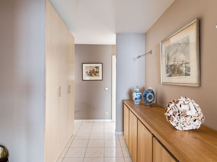 Ruim appartement met 3 slaapkamers, twee terrassen en garage<br />
Omschrijving<br />
Via de inkomhal met ingemaakte kast betreedt u het appartement.