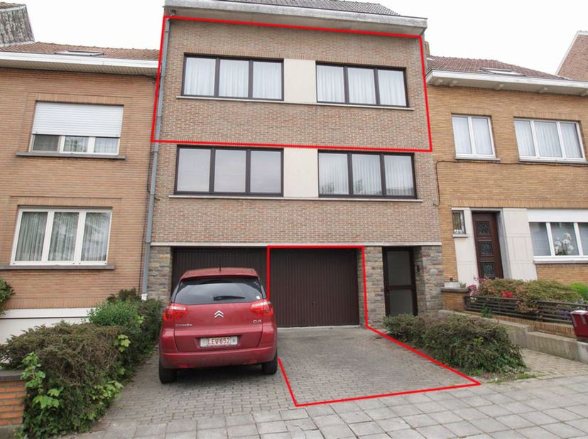 Bel appartement de 2 chambres avec terrasse et garage, situé à proximité du centre de Tervuren. <br />
<br />
2e étage : Hall d'entrée avec WC sépar