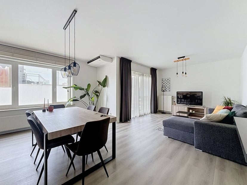 Ce bel appartement recherche de nouveaux résidents. Il dispose de 2 chambres, d'un espace de vie spacieux et confortable et d'une belle terrasse. De p