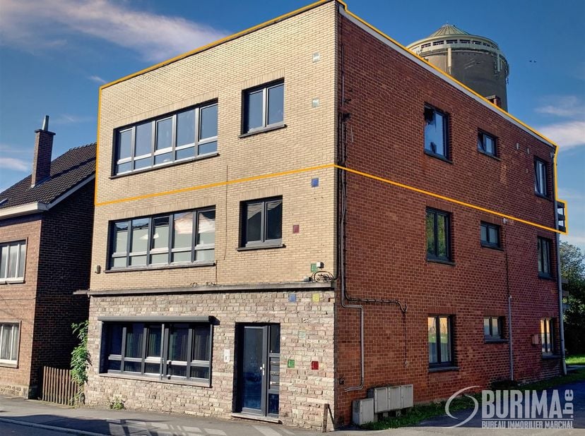 À louer à Montignies-sur-Sambre : appartement lumineux de deux chambres sis au 2ème étage avec balcon et buanderie.<br />
<br />
<br />
Offres à part