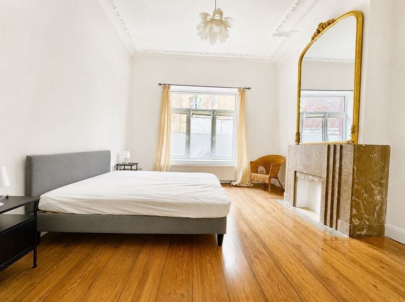 Rue du Viaduc 141  Magnifique duplex meublé de ±97 m² avec cour privative de ±25 m² à proximité immédiate du quartier européen<br />
Idéalement situé