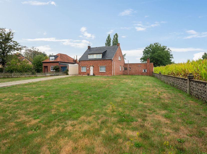 Te renoveren woning met 3 slaapkamers op ruim perceel in Herselt<br />
Locatie<br />
Deze vrijstaande woning is gelegen aan de Dellenweg in Herselt,