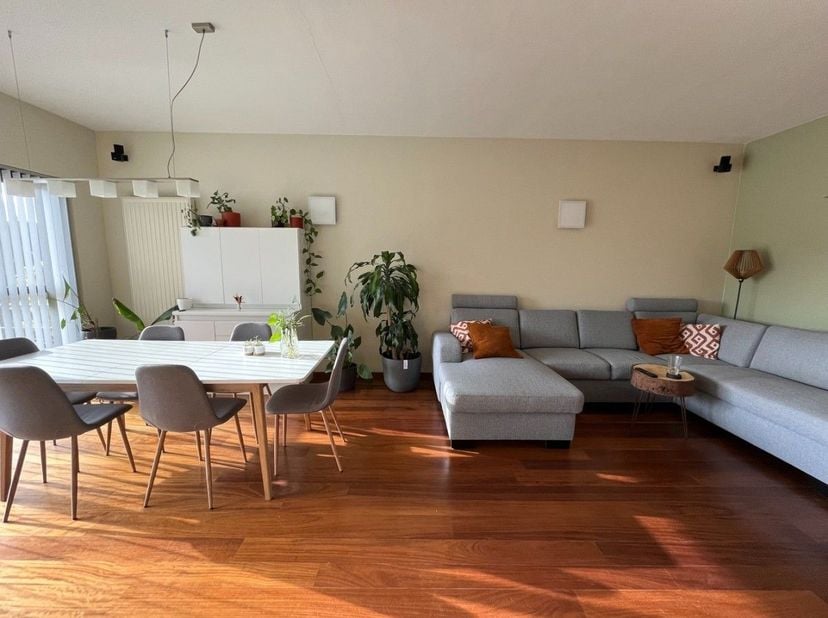 Op zoek naar een comfortabel appartement met 2 slaapkamers en een garagebox op een strategische locatie? Dan is dit een absolute aanrader.<br />
<br /