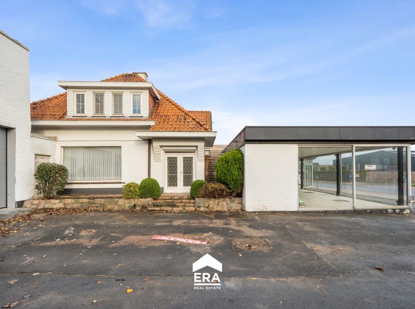 Ruime woning met 4 slaapkamers, ideale starterswoning of als investering.INDELING:1. Woning:- Gelijkvloers: Inkomhal, gelijkvloerse (slaap-)kamer, woo