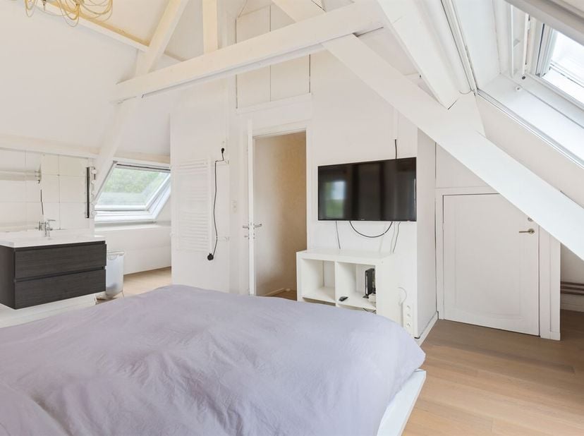 Gerenoveerde halfopen gezinswoning met 4 slaapkamers op toplocatie in Hove!<br />
Ligging: Gelegen in de gegeerde Bloemetjeswijk, in het centrum van H