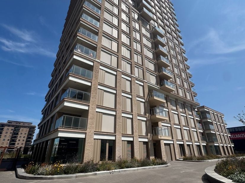 Situé au 17ᵉ étage d'une résidence contemporaine construite en 2025, ce magnifique appartement d'angle bénéficie d'une situation privilégiée dans la T