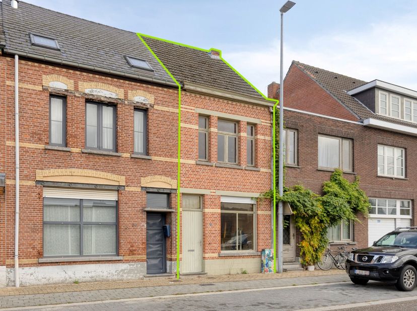 Deze woning is gunstig gelegen op wandelafstand van het centrum van Mol met o.a. het station, het Rondplein, de winkelstraten, horecazaken en het ziek