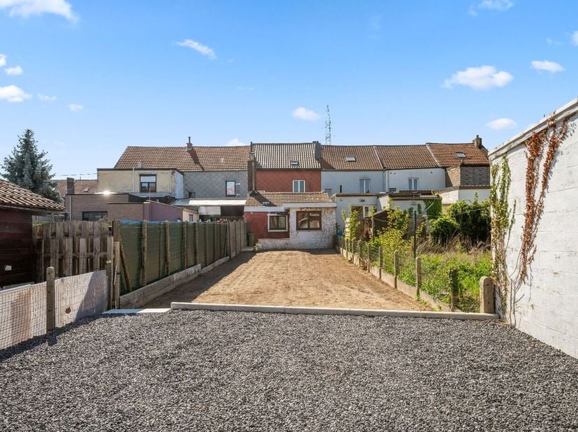 Deze op te frissen rijwoning is gelegen in Tienen en beschikt over een tuin en terras op het oosten, waardoor je optimaal kunt genieten van de ochtend