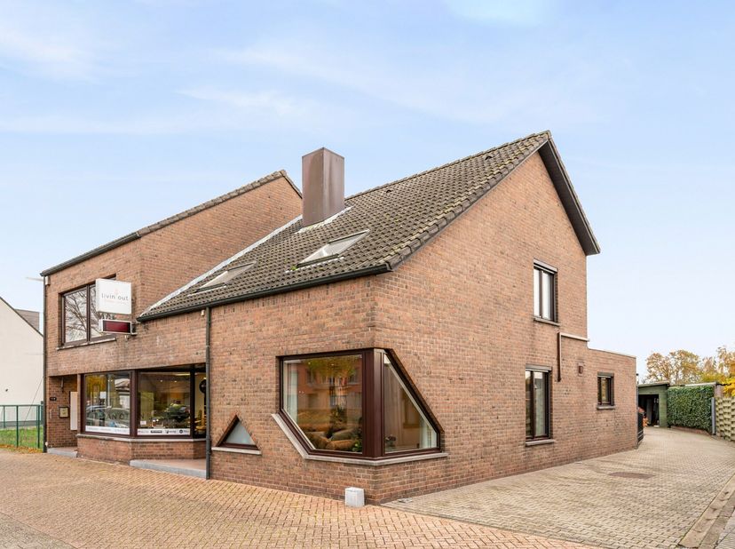 Op een gunstige locatie in Arendonk, nabij de Nederlandse grens ontdek je deze uitzonderlijke eigendom: een ruime, comfortabele woning met daaraan gek