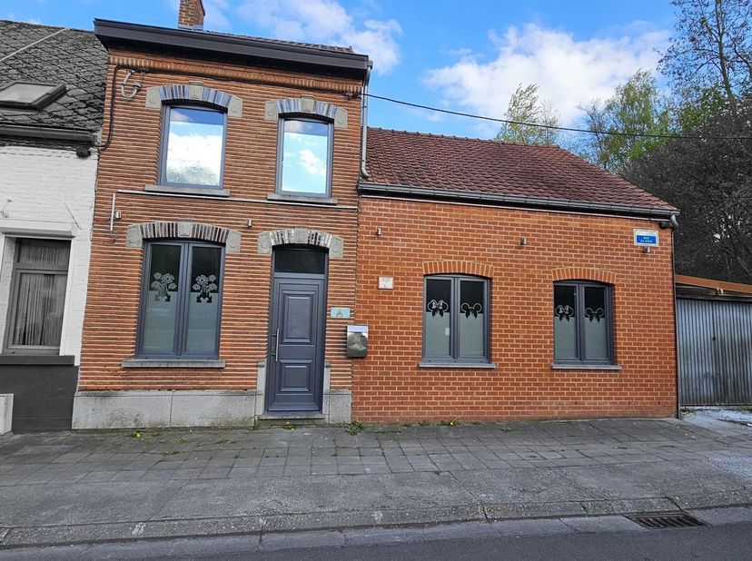 Prix: Offre à partir de 200.000 euros, frais d'agence non inclus et à charge de l'acquéreur.<br />
<br />
Maison à rafraichir comprenant:<br />
<br