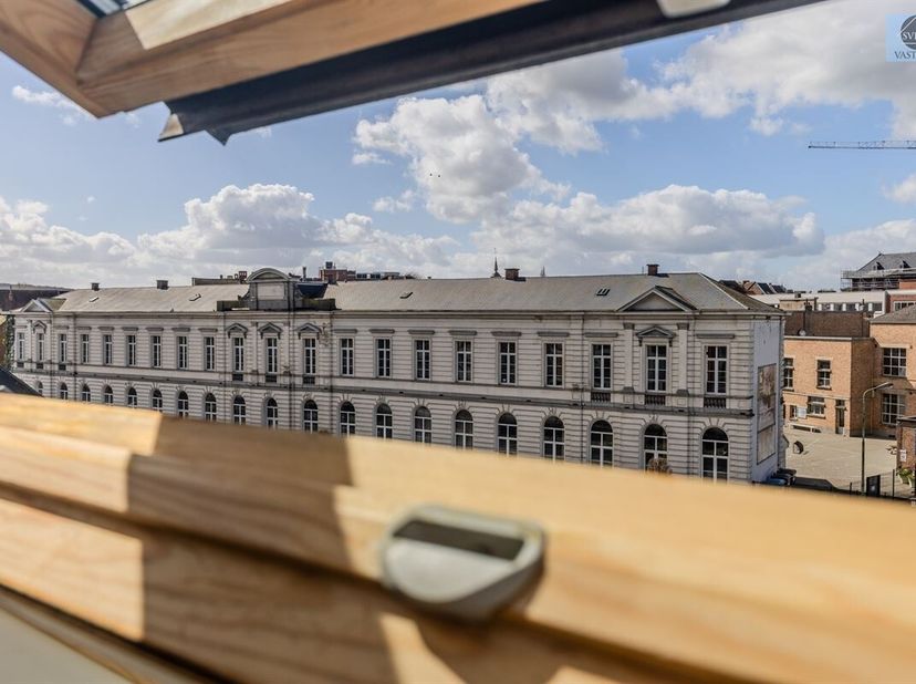APPARTEMENT LUMINEUX AVEC 2 CHAMBRES DANS LE CENTRE DE GERAARDSBERGEN<br />
Prix indicatif : 199 000 euros<br />
Cet appartement est situé dans un pet