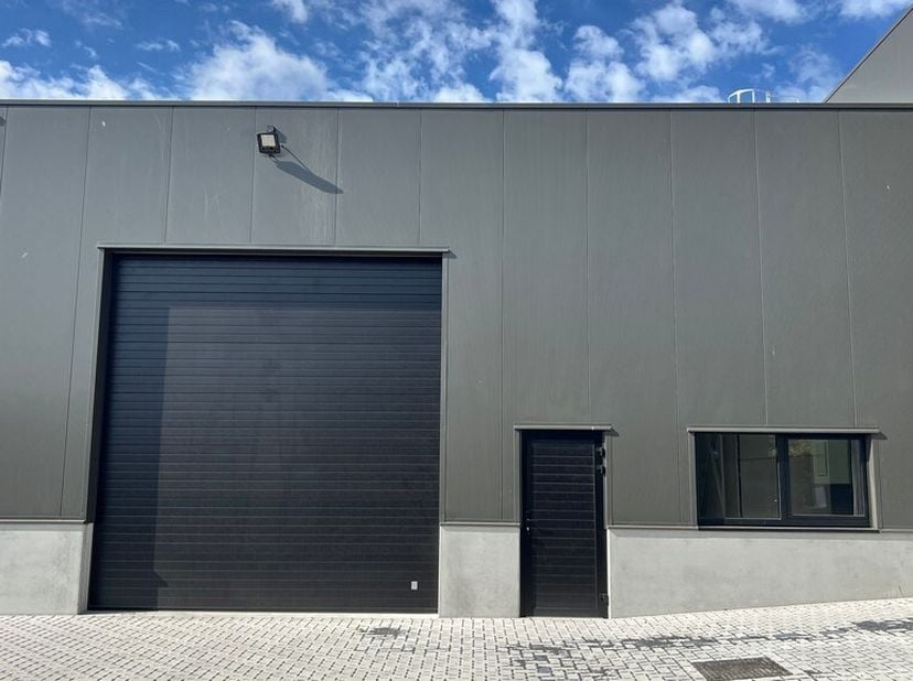 Entrepôt neuf de 176m² avec 1 place de parking<br />
Emplacement : le long de la N35 entre Tielt et Deinze, avec un accès facile à l'E17 et l'E40 à se