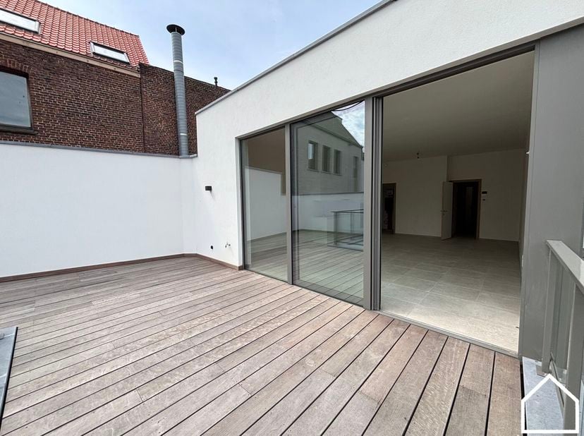 Appartement 0102 is gelegen op de eerste verdieping van Residentie Melrose Place en heeft een totale oppervlakte van 92m². Met daarbij een noord-oost