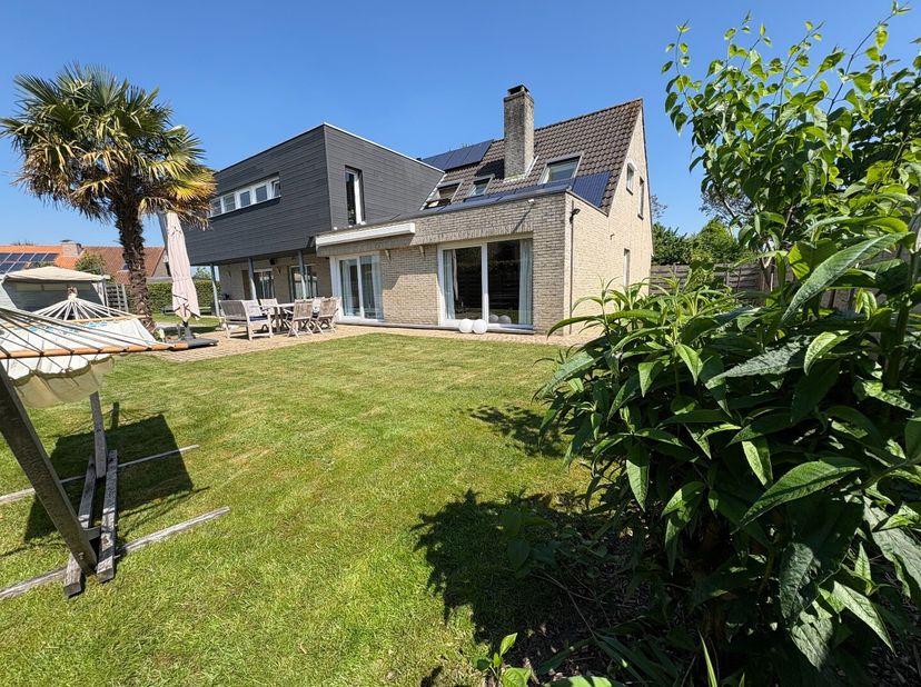 ALLEENSTAANDE WONING MET 4 TOT 7 SLPKS, TUIN EN ZWEMBAD<br />
Deze woning bestaat momenteel uit een woning met 4 slaapkamers en een kantoor/praktijkru