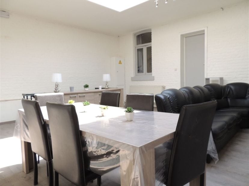 Reste 1 chambre d'étudiant dans une collocation de 4, idéalement située à Tournai avec Internet et tout confort : Grandes pièces de vie très lumineuse