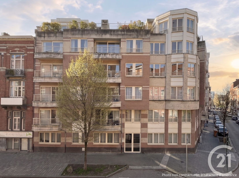Dit appartement op de 3e verdieping (met lift) ligt op een steenworp afstand van het Saint-Antoineplein en het Léopoldvilleplein en geniet van een gew