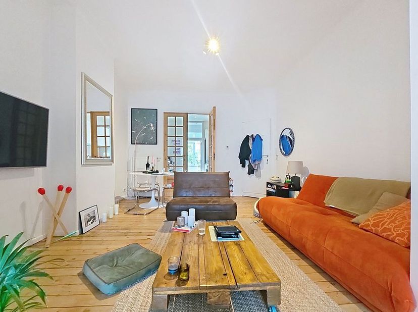 UCCLE – Vanderkindere<br />
Bel appartement entièrement rénové de 62m² peb, situé au 2ᵉ étage d’une petite copropriété sans ascenseur.<br />
L’apparte