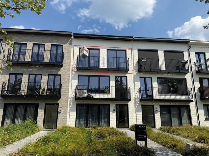 Prachtig 2-slpk app + autostaanplaats <br />
Ligging: Het appartement bevindt zich in een rustige omgeving in Brasschaat, met winkels, scholen en open