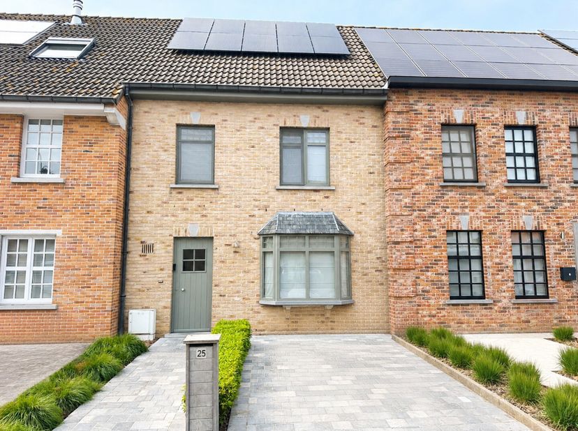 Deze prachtige en perfect afgewerkte tussenwoning bevindt zich op wandelafstand van het centrum van Torhout en vlakbij Parochie Don Bosco. De woning i