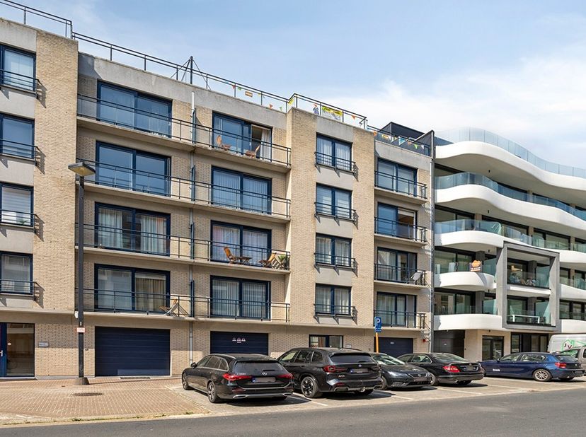 Contacteer Raf voor een bezoek: 0484325180. Op zoek naar een ruim appartement met het comfort van een woning én een topligging aan zee? Deze prachtige
