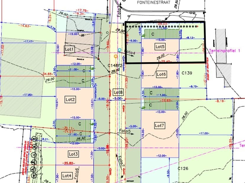 Perceel bouwgrond voor halfopen bebouwing op een perceel van 324 m² gelegen in het centrum van Pittem. Ruime en vrije voorschriften: hellend of plat d