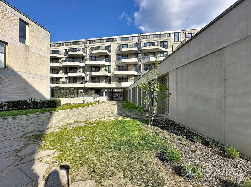 Modern en luxueus nieuwbouwappartement met twee slaapkamers (ca. 75 m²), ideaal gelegen nabij Park Spoor Noord. Het hoge schuifraam zorgt voor een ove