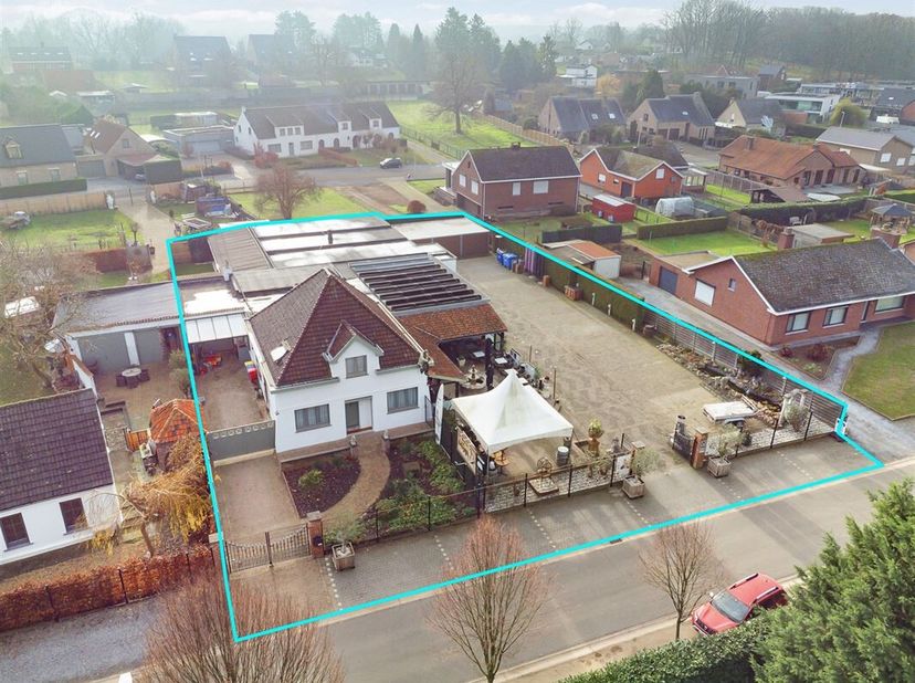 Op zoek naar een uitzonderlijke eigendom waar wonen, ondernemen en visie samenkomen? Dan is dit gunstig gelegen multifunctioneel pand precies wat u zo