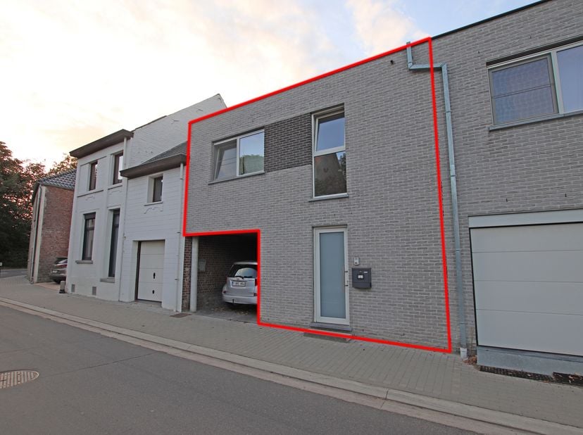 Une visite est uniquement possible après avoir complété le formulaire suivant : https://kdc-immo.mijnhuurprofiel.be/whise/7748444.<br />
Belle maison