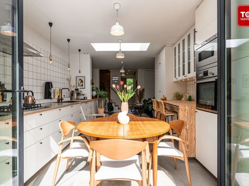 Deze woning is gelegen in een rustige straat in Sint-Amandsberg, vlak bij Gent, en geniet van een centrale en vlot bereikbare ligging. Het centrum van
