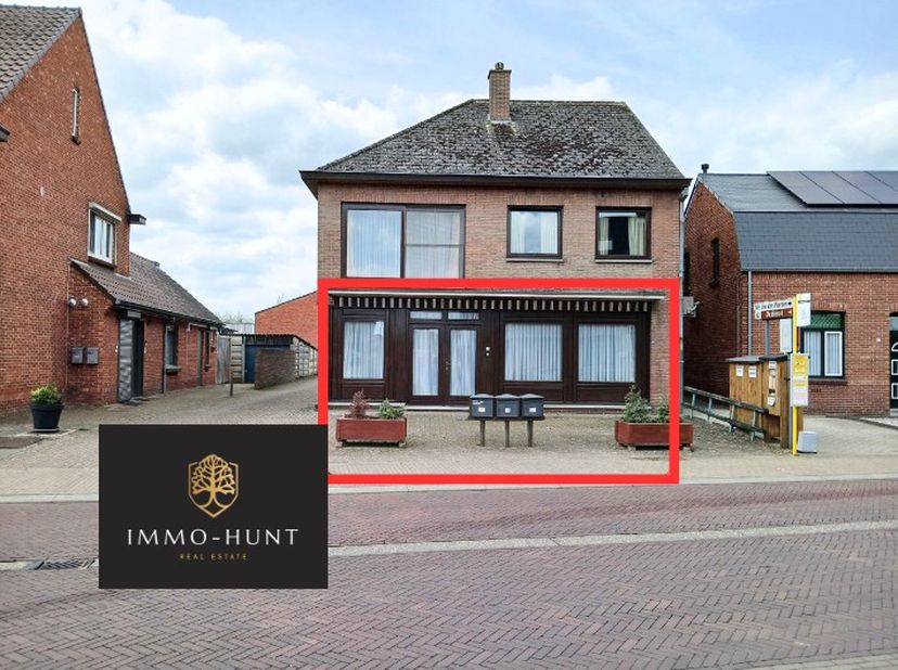<br />
Ruim appartement met terras en 2 parkeerplaatsen in het centrum van Sint-Huibrechts-Lille<br />
<br />
Ruim appartement met terras en 2 parkeer