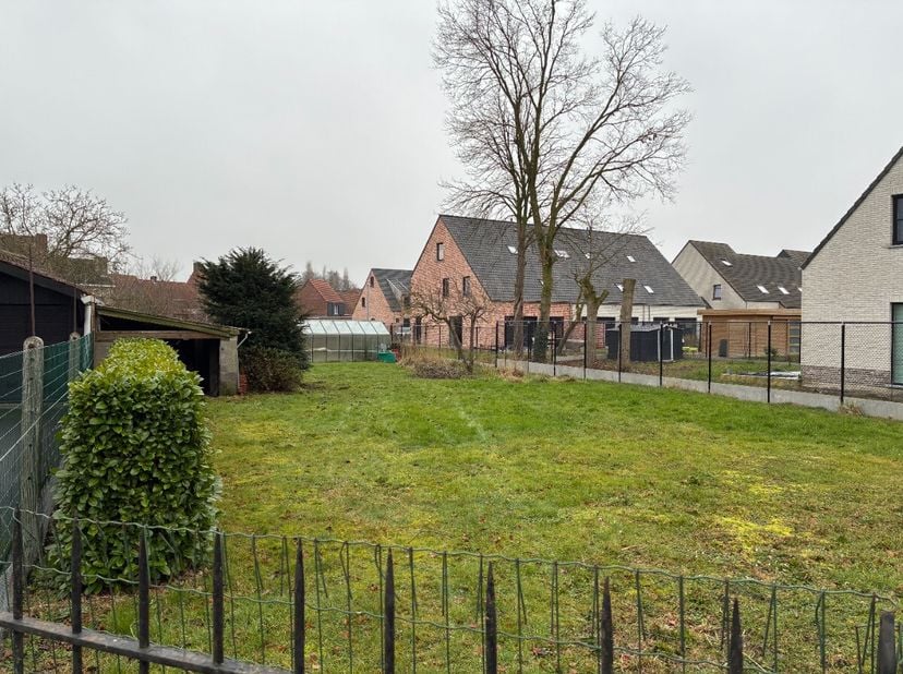 Rustig gelegen perceel bouwgrond voor een open bebouwing gelegen op een totale oppervlakte van 865 m²Dichtbij het centrum van Lichtervelde, ligt dit r