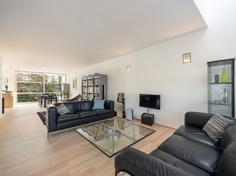 Deze triplex maakt deel uit van een modern architectengebouw uit 1996. Via de inkomhal is er toegang naar de ondergrondse slaapkamer/bureau (32m²) met