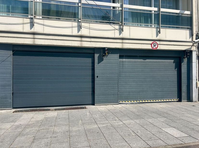 Situation :<br />
Cette place de parking souterraine bénéficie d'un emplacement idéal sur l'Italiëlei, en plein coeur d'Anvers. Grâce à son emplacemen