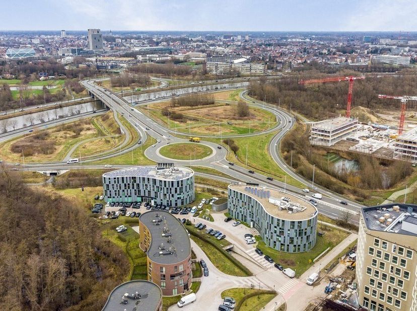 Bâtiment de bureau contemporain au The Loop. Cet accroche-regard comprend 3360m² de bureaux joliment aménagés.<br />
Emplacement : au The Loop et à pr