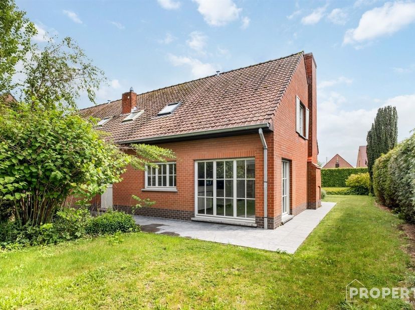 Très beau lotissement semi-ouvert avec beau jardin dans un très bon emplacement à Meulebeke.  Cette maison est parfaite pour toute famille et répond à