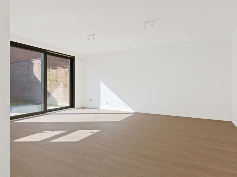 Appartement entièrement rénové et économe en énergie, comprenant 2 chambres, une terrasse, un petit jardin et une place de parking, situé dans le cent