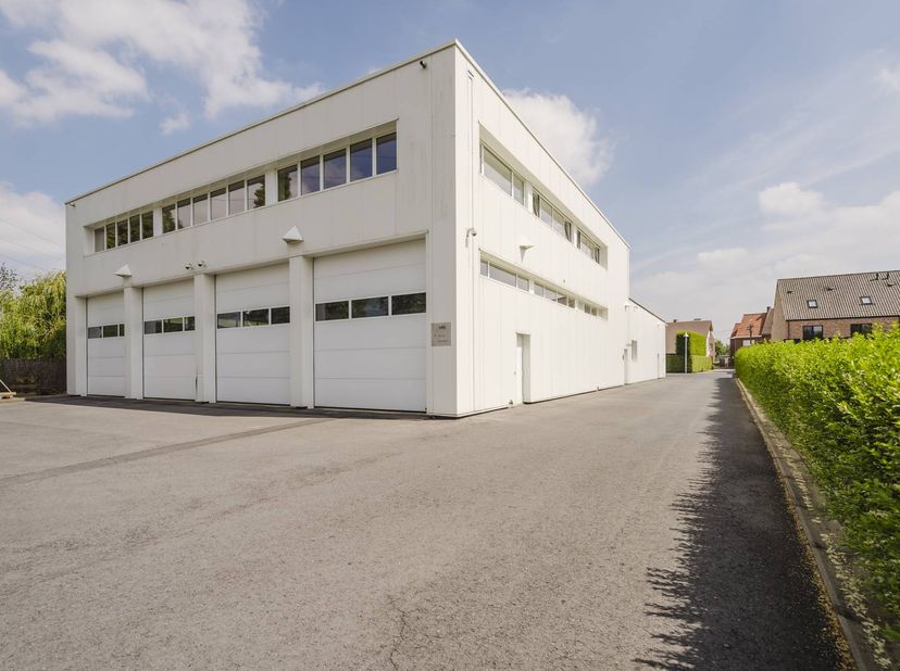 Polyvalent bedrijfsgebouw met luxueuze woning te koop te Lendelede op een totale grondoppervlakte van 3.704m². <br />
<br />
Bedrijfsgebouw bestaande