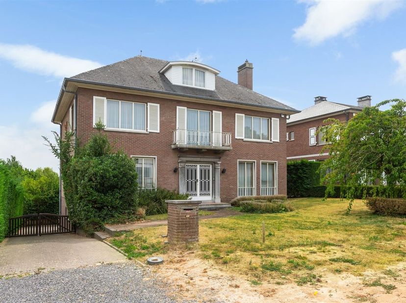 Exclusief wonen op een toplocatie, grenzend aan natuurgebied De Kevie. Deze karaktervolle villa met een bewoonbare oppervlakte van 231 m² combineert r