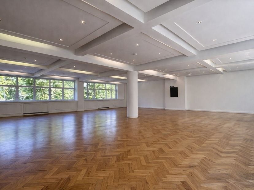 Dit prestigieuze gebouw bevindt zich op slechts 100 meter van het bruisende Eilandje. De bereikbaarheid is uitstekend via de E19 (afritten Borgerhout