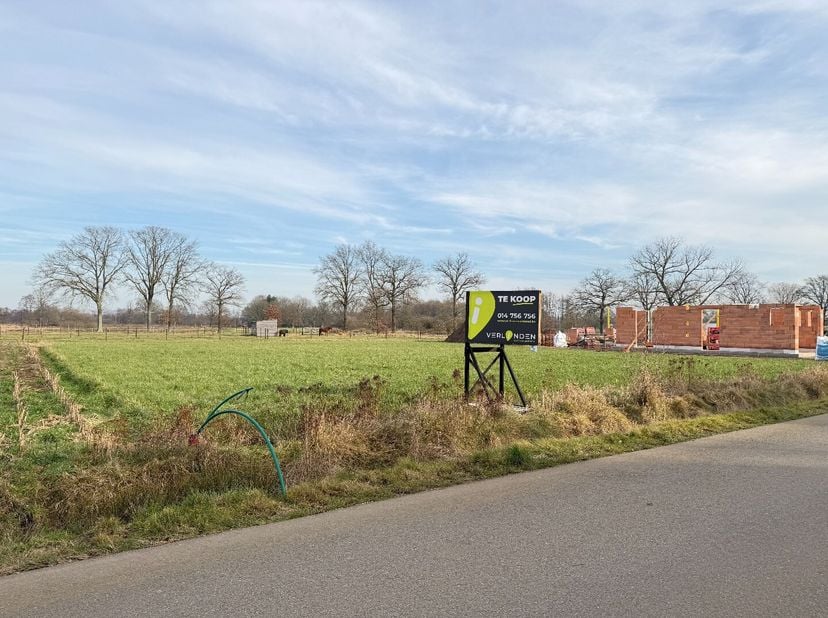 Deze bouwgrond voor open bebouwing van 748 m² is rustig gelegen in Balen-Olmen en paalt achteraan aan agrarisch gebied, wat zorgt voor een groen en op
