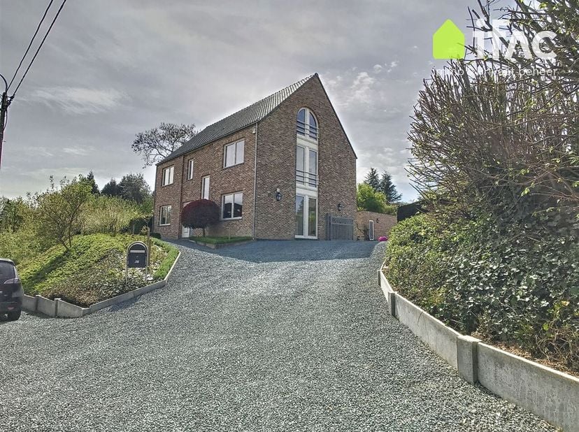 Fantastische villa landelijk gelegen met 4 ruime slaapkamers te Overijse. De villa bevindt zich nabij alle faciliteiten en op wandelafstand van het ce