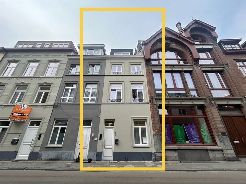 De Tiensestraat ademt sfeer met zijn heterogeen straatbeeld: enerzijds heb je de verschillende stijlen van historische gebouwen en anderzijds kan je e
