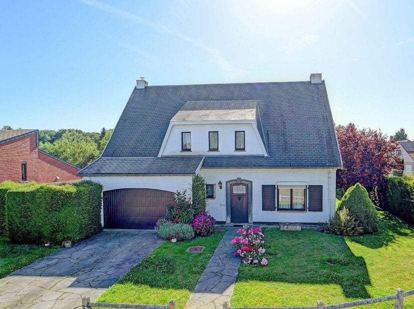 À vendre : villa très solide située dans un environnement verdoyant et calme à Overijse.Cette villa de 1975 allie une construction de grande qualité à