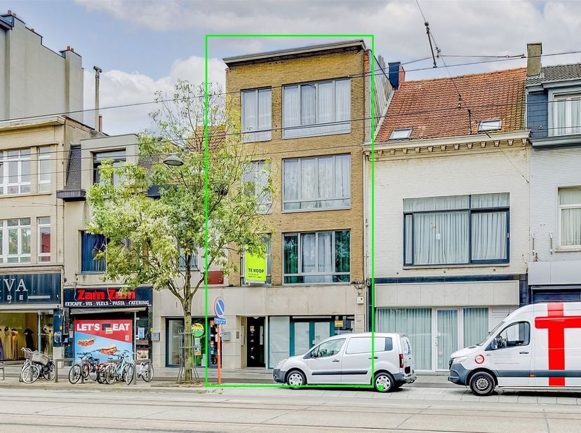 Vergund betonnen opbrengsteigendom bestaande uit 3 appartementen + 1 ruim handelsgelijkvloers met tuin in Merksem!<br />
Gelegen op dé TOPLOCATIE op d