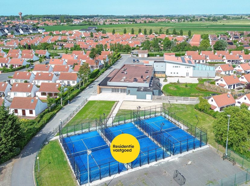Voor de uitbating van een bistro, sportbar of horecaconcept bieden we dit uitzonderlijk handelspand aan, gecombineerd met 3 padelterreinen, petanquete
